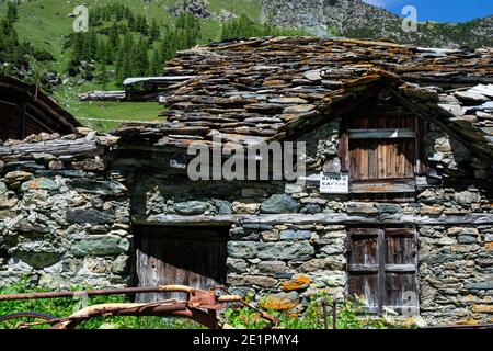 Ancienne cabane en pierre sur les Alpes italiennes dans le Piémont. Banque D'Images