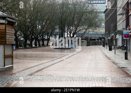 Kiel, Allemagne. 09e janvier 2021. La principale rue commerçante du centre-ville est vide. La situation de Corona rend les choses de plus en plus difficiles pour de nombreux commerçants stationnaires. Credit: Frank Molter/dpa/Alay Live News Banque D'Images