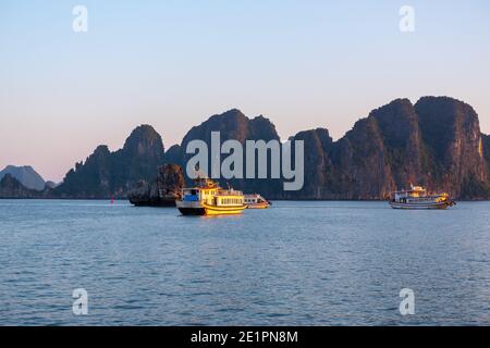 Ha long Bay, ville de Ha long, province de Quang Ninh, Vietnam Banque D'Images