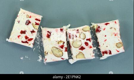 Nougat doux à la française avec un parfait de fraise et des amandes isolées. Manolato grec. Banque D'Images