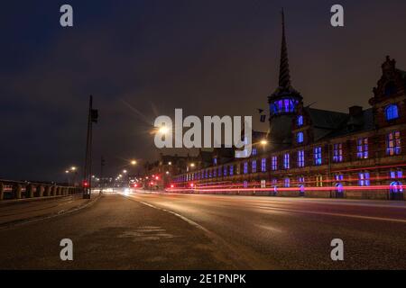 Trafic passant par la bourse de Copenhague dans le centre de Copenhague, au Danemark, pendant le festival d'éclairage Banque D'Images