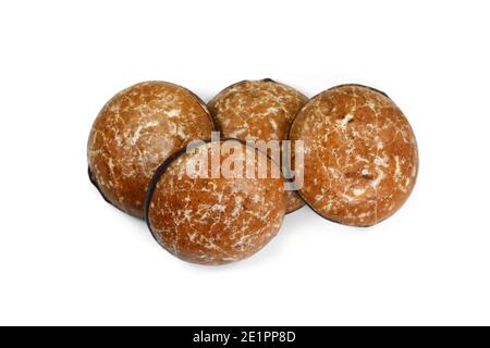 Lebkuchens de pain d'épice glacé au chocolat isolé sur blanc. Pain d'épice rond allemand appelé « Lebkuchen » Banque D'Images