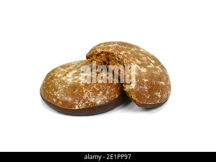 Lebkuchens de pain d'épice glacé au chocolat isolé sur blanc. Pain d'épice rond allemand appelé « Lebkuchen » Banque D'Images