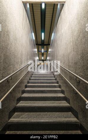 Couloir d'un escalier menant à la station de métro Banque D'Images