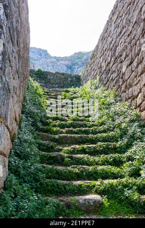 Escaliers lapidés à la forteresse médiévale Acrocorinth par une journée ensoleillée, Péloponnèse, Grèce. Banque D'Images