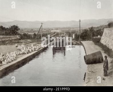 Photographie ancienne du XIXe siècle : Japon c.1880 - photo rare du chemin de fer incliné du lac Biwa sur le canal du lac Biwa. En raison de la différence d'altitude de 36 mètres entre le barrage en amont et son terminus, un avion incliné a été construit, ce qui a permis aux bateaux de se déplacer sur terre par l'utilisation d'une voiture plate sur laquelle ils ont été placés. Banque D'Images