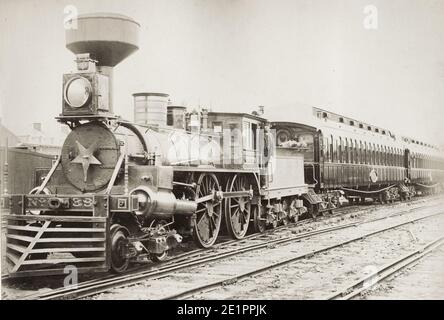 Photographie vintage du XIXe siècle : locomotive à vapeur américaine avec attrape-vache sur le devant. Banque D'Images