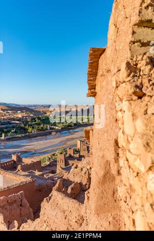 (Foyer sélectif) défoqué village Ouarzazate au loin pendant une journée ensoleillée. Ouarzazate est une ville au sud des montagnes du Haut Atlas de MoroccoÕs. Banque D'Images