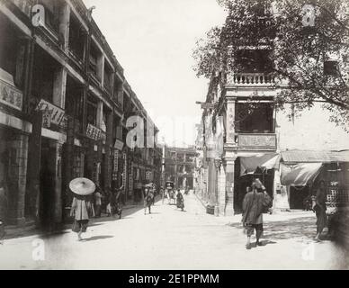 Photographie vintage du 19th siècle: Hong Kong (Chine) c.1880 - rue dans le quartier chinois. Banque D'Images