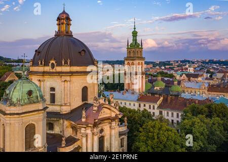 Lviv, Ukraine - 2020: Vue aérienne de l'église dominicaine et de l'église de la Dormition à Lviv, Ukraine de drone Banque D'Images