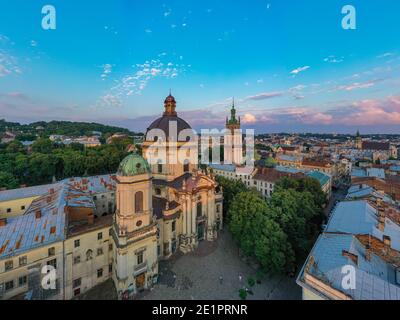 Lviv, Ukraine - 2020: Vue aérienne de l'église dominicaine et de l'église de la Dormition à Lviv, Ukraine de drone Banque D'Images