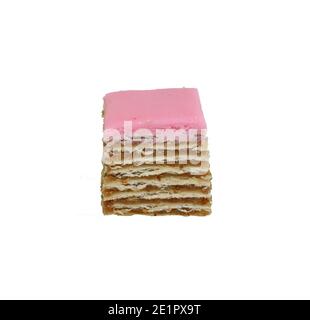 Petit morceau de gâteau de couches de meny avec la crème et le glaçage de fraise. Décoration rose sur le dessus. Arrière-plan blanc Banque D'Images