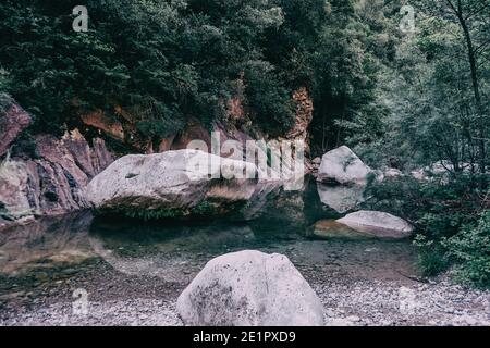 Paysage de montagnes verdoyantes à sadernes, catalogne, espagne Banque D'Images