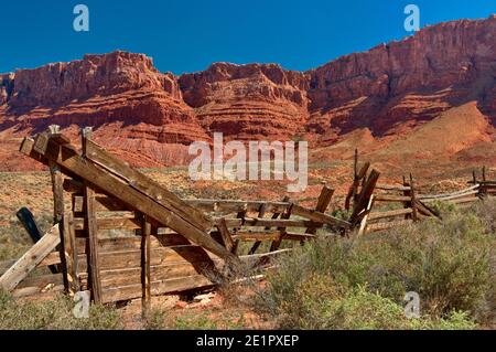 Ancienne clôture au parc de ranch abandonné près du puits d'eau de la piscine Jacobs, escarpement du plateau de Paria à distance, monument national de Vermilion Cliffs, Arizona Banque D'Images