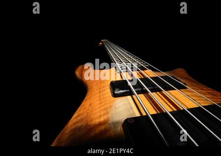 cordes de guitare basse avec fond noir gros plan en bois Banque D'Images