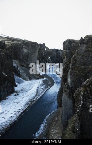 Panorama du canyon de Fjadrargljufur Fjadra rivière falaise géologie nature paysage Formation de roches en hiver, au sud de l'Islande en Europe Banque D'Images
