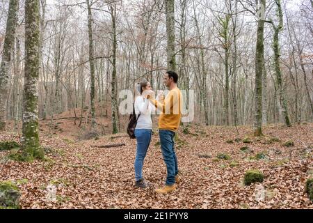 Beau jeune couple donnant des mains dans la forêt.concept romantique, amour, relation et style de vie d'amitié Banque D'Images
