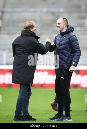 Hambourg, Allemagne. 09e janvier 2021. Football: 2ème Bundesliga, Matchday 15, FC St. Pauli - Holstein Kiel au stade Millerntor. L'entraîneur de Saint Pauli, Timo Schultz (l), et l'entraîneur de Kiel, Ole Werner, se saluent avant le coup d'envoi. Crédit : Christian Charisius/dpa - NOTE IMPORTANTE : Conformément aux règlements de la DFL Deutsche Fußball Liga et/ou de la DFB Deutscher Fußball-Bund, il est interdit d'utiliser ou d'avoir utilisé des photos prises dans le stade et/ou du match sous forme de séquences et/ou de séries de photos de type vidéo./dpa/Alay Live News Banque D'Images