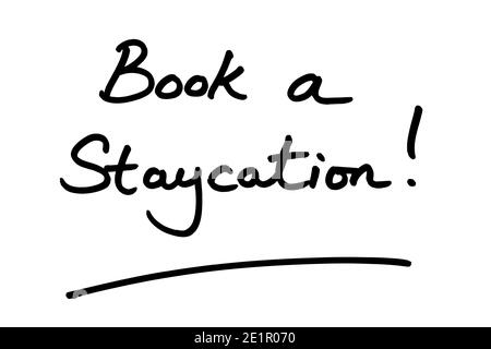 Réservez une Staycation ! manuscrit sur fond blanc. Banque D'Images