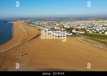 Photo aérienne de la grande plage de Selsey dans West Sussex avec le grand parc de caravanes de vacances à destination de Medmerry. Banque D'Images