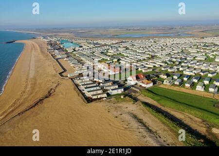 Photo aérienne le long de la plage à Selsey, dans le sud de l'Angleterre, avec le populaire West Sands Holiday Park à Medmerry. Banque D'Images