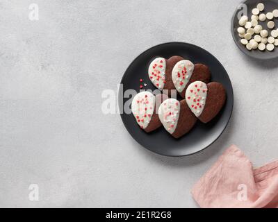 Biscuits en forme de coeur glacé pour la Saint-Valentin Banque D'Images