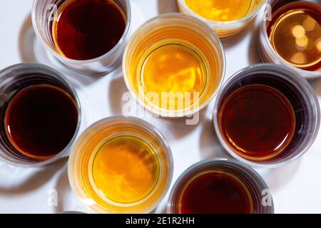 Liqueur dans des verres sur la table Banque D'Images