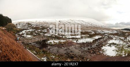 Vue générale de Pont AR Daf dans les Brecon Beacons, au sud du pays de Galles. Date de la photo: Jeudi 7 janvier 2021. Les prévisionnistes prévoient que la période de froid qui touche une grande partie du Royaume-Uni devrait se poursuivre, et que les températures devraient rester légèrement inférieures à la moyenne la semaine prochaine. Voir PA Story WEATHER Winter. Le crédit photo devrait se lire comme suit : David Davies/PA Wire Banque D'Images