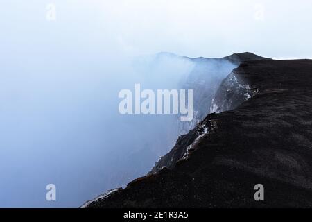 Cratère fumeur du volcan Marum actif, Ambrym, Vanuatu Banque D'Images