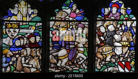 Une vitrail de F. H. Spear (1902 - 1979) représentant des scènes des contes de Canterbury, église de St Andrew, Holt, Norfolk Banque D'Images