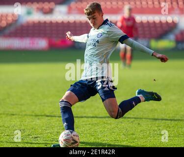 9 janvier 2021 ; City Ground, Notinghamshire, Midlands, Angleterre ; football anglais de la coupe FA, Nottingham Forest versus Cardiff City ; Joel Bagan de Cardiff City traversant le ballon Banque D'Images