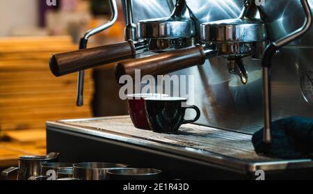 Gros plan d'une machine à café professionnelle qui fait deux espressos Banque D'Images