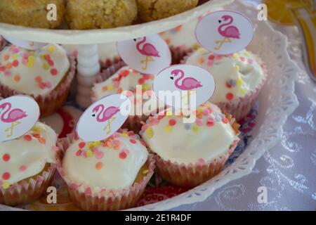 Gros plan de bonbons faits maison avec des bâtons de flamants roses sur un présentoir à gâteaux, concept de fête, bonbons pour la fête d'anniversaire Banque D'Images