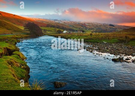 Image paysage de la rivière Eden à Southwaite près de Kirkby Stephen, Yorkshire Dales National Park, Angleterre, Royaume-Uni. Banque D'Images