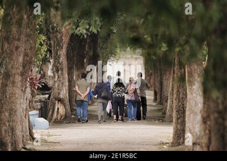 9 janvier 2021, Rio de Janeiro, Rio de Janeiro, Brésil: (INT) l'augmentation alarmante des décès par COVID-19 à Rio de Janeiro. 9 janvier 2021, Rio de Janeiro, Brésil : à Rio de Janeiro, l'escalade des décès s'est aggravée, en moyenne, il y a 49 décès par jour, deux par heure.depuis septembre 23, La ville a été en tête du classement des décès dans les municipalités du pays analysé pour des périodes de 14 jours, passant devant Sao Paulo, qui est en deuxième place, et Brasilia, en troisième. Enterrement dans le cimetière de Caju, au nord de Rio.Credit: Saulo Angelo/Thenews2 (Credit image: Banque D'Images