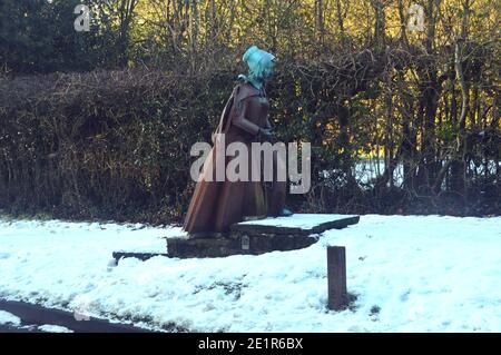 Statue d'Alice Nutter l'une des sorcières de Pendle sur la route à être jugée pour meurtre et sorcellerie dans le village de Roughlee, Pendle, Lancashire, Angleterre.