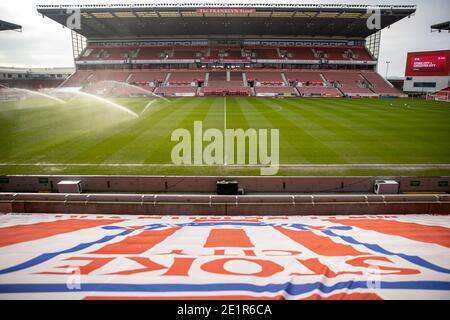 9 janvier 2021 ; Stade Bet365, Stoke, Staffordshire, Angleterre ; football anglais de la coupe FA, Carabao Cup, Stoke City contre Leicester City ; les arroseurs sont sur le pré-match de Bet365 Banque D'Images