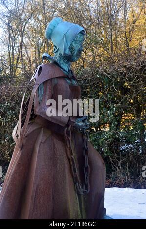 Statue d'Alice Nutter l'une des sorcières de Pendle sur la route à être jugée pour meurtre et sorcellerie dans le village de Roughlee, Pendle, Lancashire, Angleterre.