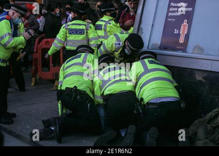 Londres Royaume-Uni 09 janvier 2021 des manifestants anti-confinement ont été affrontés par la police Dans Clapham High Street.Paul Quezada-Neiman/Alamy Live News Banque D'Images