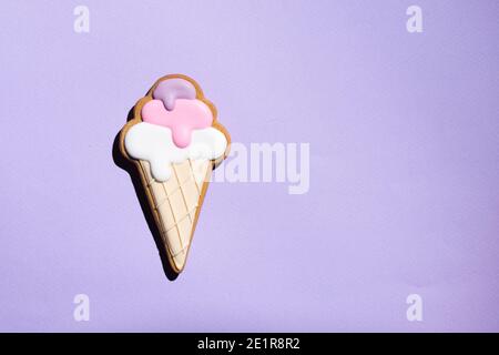Glace dans le cône un biscuit sur le violet arrière-plan avec différentes saveurs Banque D'Images