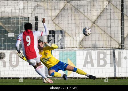 Amsterdam. Pays-Bas. 9 janvier 2021. AMSTERDAM, PAYS-BAS - JANVIER 9: De gauche à droite: Jaymillio Pinas de Jong Ajax marque ses côtés premier but lors du match néerlandais de Keukenkampiodivision entre Ajax U23 et Helmond Sport à de Toekomst le 9 janvier 2021 à Amsterdam, pays-Bas (photo de Gerrit van Keulen/BSR AgencyOrange PicturesAlamy Live News) Banque D'Images