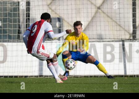 Amsterdam. Pays-Bas. 9 janvier 2021. AMSTERDAM, PAYS-BAS - JANVIER 9: De gauche à droite: Jaymillio Pinas de Jong Ajax marque ses côtés premier but lors du match néerlandais de Keukenkampiodivision entre Ajax U23 et Helmond Sport à de Toekomst le 9 janvier 2021 à Amsterdam, pays-Bas (photo de Gerrit van Keulen/BSR AgencyOrange PicturesAlamy Live News) Banque D'Images