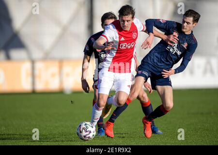 Amsterdam. Pays-Bas. 9 janvier 2021. AMSTERDAM, PAYS-BAS - JANVIER 9: G-D: Victor Jensen de Jong Ajax, Sander Vereijken de Helmond Sport pendant le match hollandais de Keukenkampidicoenie entre Ajax U23 et Helmond Sport à de Toekomst le 9 janvier 2021 à Amsterdam, pays-Bas (photo de Gerrit van Keulen/BSR AgencyOrange Picturesamy Live News) Banque D'Images