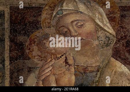 Vierge et enfant. Fresque médiévale, probablement peinte en 1300s par un peintre de l'école sienaise. Dans la Chiesa di Sant’Alessandro, à Volterra, Toscane, Italie. La fresque, aujourd'hui connue sous le nom de Madonna del Cavallaro, aurait été découverte par un cheval en 1700s. Banque D'Images