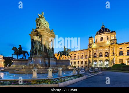 Le Musée Naturhistorisches (Musée d'Histoire naturelle) à Vienne, en Autriche, la nuit avec la statue de Maria Theresa à gauche. Banque D'Images