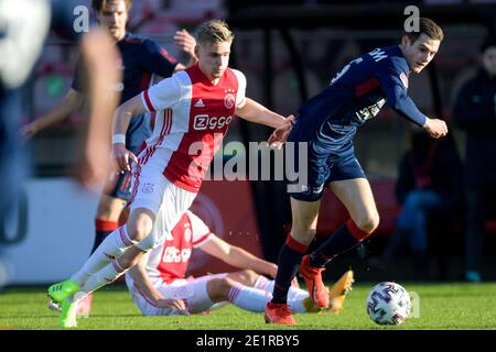 Amsterdam. Pays-Bas. 9 janvier 2021. AMSTERDAM, PAYS-BAS - JANVIER 9: G-R: Kenneth Taylor de Jong Ajax, Sander Vereijken de Helmond Sport pendant le match néerlandais de Keukenkampidicoenie entre Ajax U23 et Helmond Sport à de Toekomst le 9 janvier 2021 à Amsterdam, pays-Bas (photo de Gerrit van Keulen/BSR AgencyOrange Picturesamy Live News) Banque D'Images