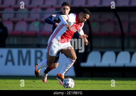 Amsterdam. Pays-Bas. 9 janvier 2021. AMSTERDAM, PAYS-BAS - JANVIER 9: G-D: Jurrien Timber de Jong Ajax, Karim Loukili de Helmond Sport pendant le match hollandais Keukenkampiodivisiie entre Ajax U23 et Helmond Sport à de Toekomst le 9 janvier 2021 à Amsterdam, pays-Bas (photo de Gerrit van Keulen/BSR AgencyOrange Picturesamy Live News) Banque D'Images