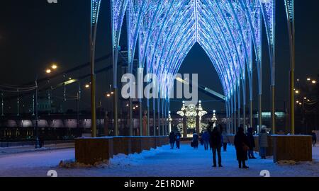 Moscou, Russie, 05 janvier 2021 de nombreuses personnes marchent dans le parc de la ville lors d'une soirée d'hiver avec des amis et des familles avec des enfants. Repos actif pendant le Banque D'Images