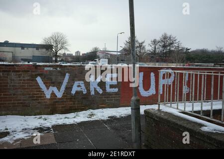 Glasgow, Royaume-Uni, 9 janvier 2021. Au cours de la semaine où le Royaume-Uni a vu un nombre record de cas de Covid-19 enregistrés, et un nombre record quotidien de décès, la théorie du complot graffiti déclarant le virus Corona un canular est apparu sur les murs de DrumChapel dans le nord de la ville. Crédit photo : Jeremy Sutton-Hibbert/Alay Live News Banque D'Images