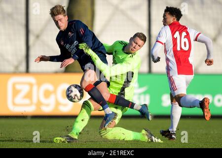 Amsterdam. Pays-Bas. 9 janvier 2021. AMSTERDAM, PAYS-BAS - JANVIER 9: G-R: Gardien de but Kjell Scherpen de Jong Ajax, Jelle Goselink de Helmond Sport pendant le match hollandais Keukenkampioendivisioenie entre Ajax U23 et Helmond Sport à de Toekomst le 9 janvier 2021 à Amsterdam, pays-Bas (photo de Marcel ter Bals/BSR AgencyOrange Picturesy Live News) Banque D'Images